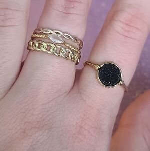 Set of 4 rings, covet rings, size 7 and 8 gold tone, and now this size 7 ring